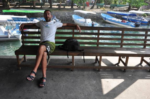 Esperando o horário do barco que nos levaria de Rio Dulce à Livingston, na Guatemala